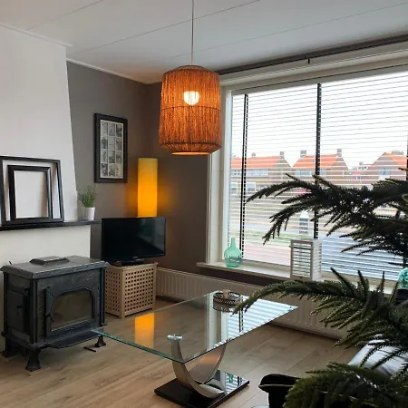 Holiday home Texelheerlijk 4 *